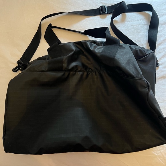 Adidas small gym/duffle bag - Picture 3 of 5